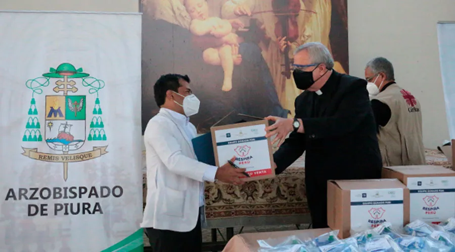 Mons. José Antonio Eguren haciendo entrega de insumos médicos el 4 de septiembre de 2020 / Crédito: Arzobispado de Piura