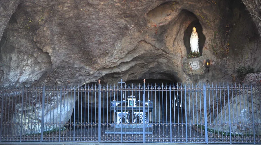 Réplica de la gruta de Lourdes en los Jardines Vaticanos. Foto: Miguel Pérez Pichel / ACI Prensa