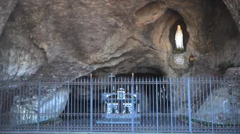 Réplica de la gruta de Lourdes en los Jardines Vaticanos. Foto: Miguel Pérez Pichel / ACI Prensa