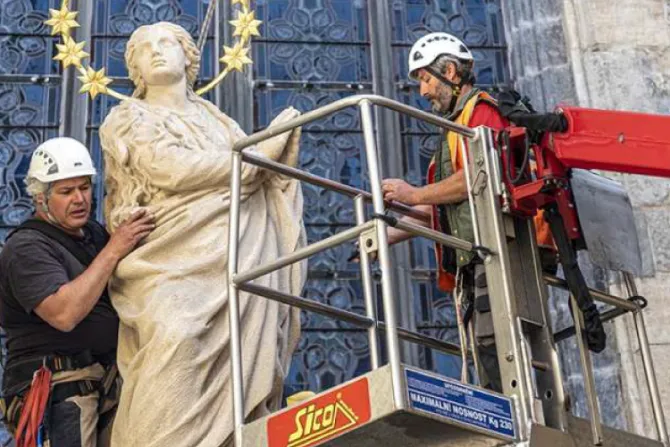 Levantan réplica de estatua de la Virgen María destruida hace más de 100 años
