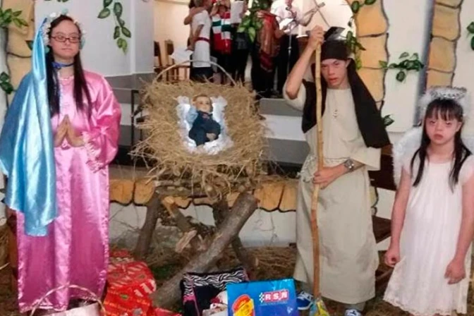Niños con síndrome de Down conmueven con representación de pesebre viviente en Navidad
