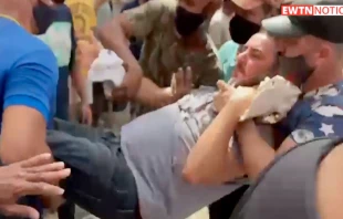 Un manifestante es detenido en Cuba. Cru00e9dito: EWTN Noticias (Captura de video) 