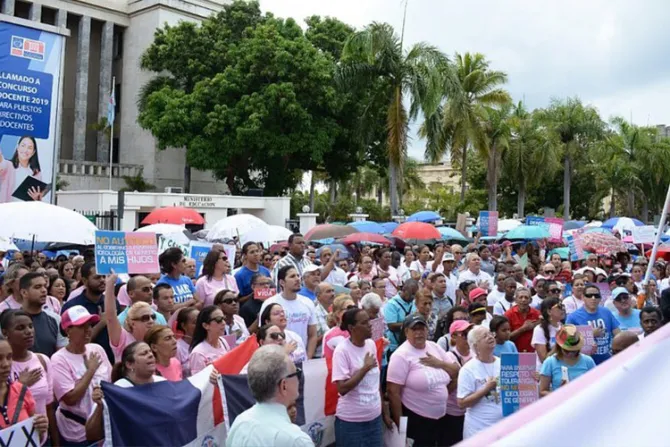 República Dominicana: Miles se manifiestan contra imposición de ideología de género