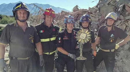 Recuperan custodia entre escombros de iglesia dañada por terremoto