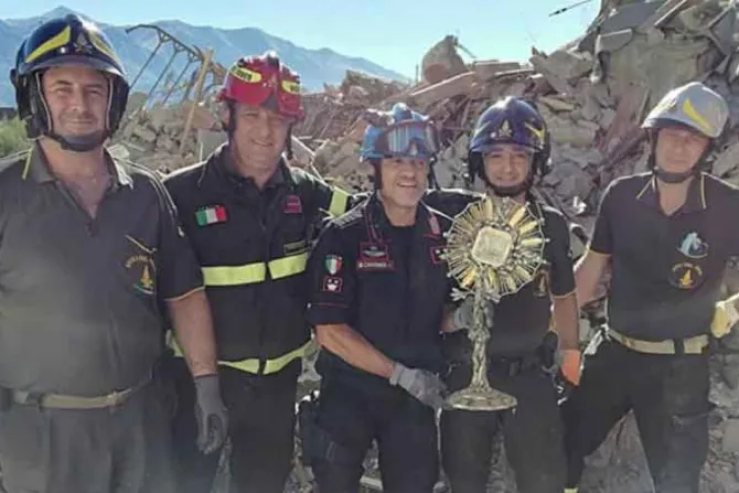 Recuperan custodia entre escombros de iglesia dañada por terremoto