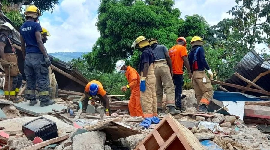 Trabajadores de Protección Civil en labores de rescate en Haití. Crédito: Twitter / Pwoteksyon sivil.?w=200&h=150