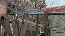 Labores de rescate en incendio en el Bronx, Nueva York, el 9 de enero de 2022. Crédito: Twitter / @FDNY.