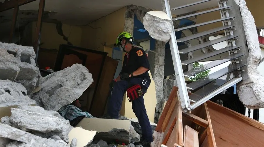 Labores de rescate tras terremoto del 14 de agosto. Crédito: USAID (CC BY-NC 2.0).