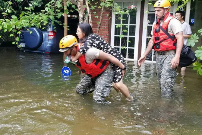 Obispos de Estados Unidos piden ayudar a damnificados por huracán Harvey