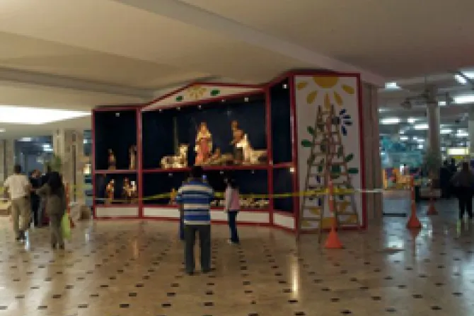 Exhiben retablo-nacimiento más grande del Perú en importante centro comercial