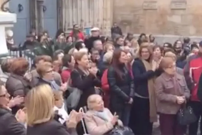 [VIDEO] España: Católicos impiden nuevamente retiro de cruz cantando villancicos