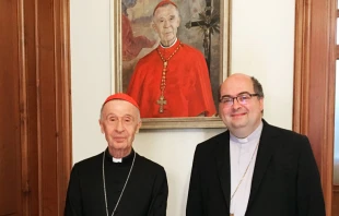 El Cardenal Ladaria y el Arzobispo Secretario junto al retrato. Foto: Rau00fal Berzosa 