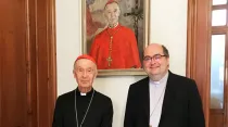 El Cardenal Ladaria y el Arzobispo Secretario junto al retrato. Foto: Raúl Berzosa