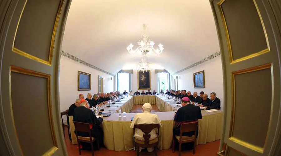 Benedicto XVI presiden la reunión del Ratzinger Schuelerkreis en una imagen de archivo. Foto: Vatican Media