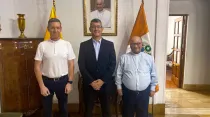 De izquierda a derecha: Mons. Jordi Bertomeu, José David Correa y Mons. Charles Scicluna. Crédito: Facebook del Sodalicio de Vida Cristiana.