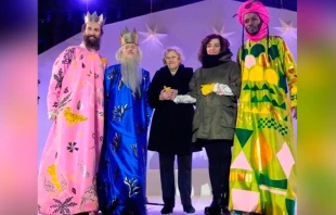 Reyes Magos de la Cabalgata de Madrid junto a alcaldesa de la capital, Manuela Carmena. Foto: Twitter Jose A Rodriguez 