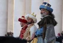 Tres Reyes Magos en la Plaza de San Pedro en una representación luego de la Misa celebrada por el Papa en la fiesta de la Epifanía (Foto ACI Prensa)