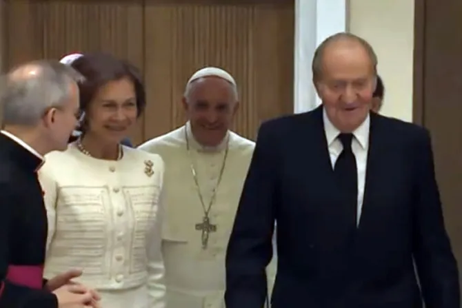 [VIDEO] Papa Francisco cede el paso al Rey de España y bromea: "El monaguillo primero"