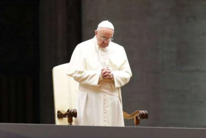 Papa Francisco expresa su dolor por víctimas de gigantesco incendio en Bangladesh