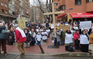 Manifestantes de #RezarNoEsDelito rezan de rodillas ante clu00ednica de aborto en Madrid. Cru00e9dito: Twitter / Leonor Tamayo. 