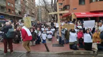 Manifestantes de #RezarNoEsDelito rezan de rodillas ante clínica de aborto en Madrid. Crédito: Twitter / Leonor Tamayo.