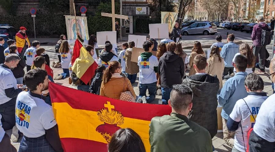 Jóvenes de "Rezar NO es delito" rezan en calles españolas. Crédito: Rezar no es delito.?w=200&h=150