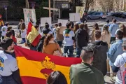 “Rezar NO es delito”: El movimiento católico juvenil que reza frente a abortorios en España