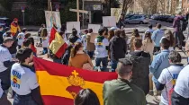 Jóvenes de "Rezar NO es delito" rezan en calles españolas. Crédito: Rezar no es delito.