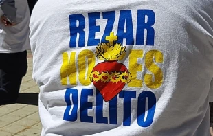Camiseta del movimiento "Rezar no es delito" en España. Crédito: Nicolás de Cárdenas / ACI Prensa
