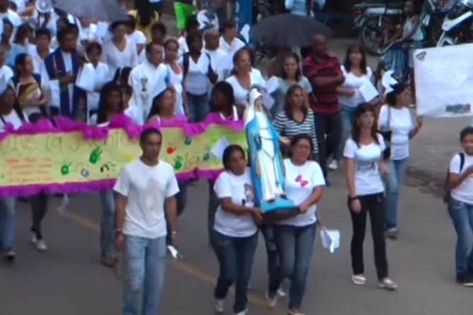 [VIDEO] Colombianos rezan Rosario en sitios donde ocurren homicidios para combatir violencia