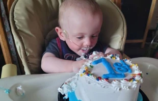 Richard Scott William Hutchinson celebra su primer cumpleau00f1os con un pastel. Cru00e9dito: Guinness World Records / Beth y Rick Hutchinson. 