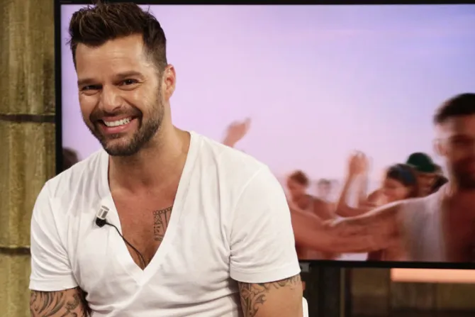 Critican silencio de feministas ante escándalo de Ricky Martin, acusado de incesto