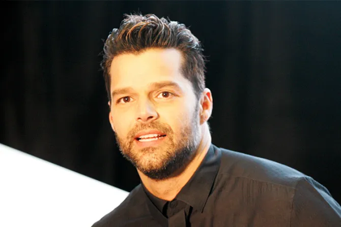Ricky Martin compara a la Virgen María con un vientre de alquiler