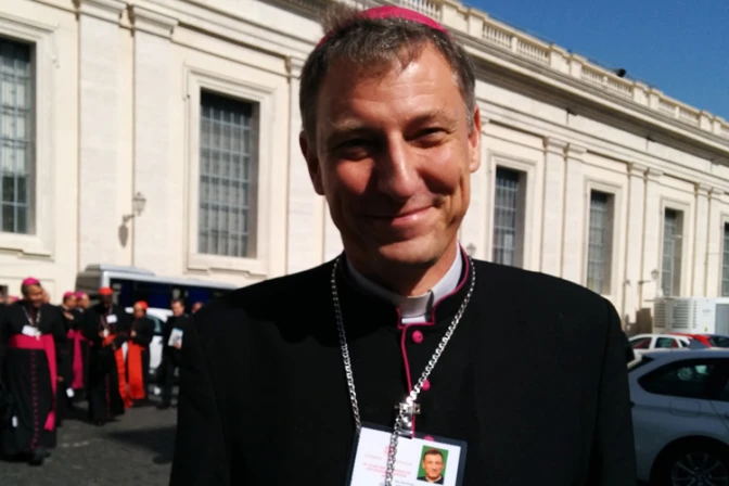 Formación de los novios es vital para entender el Matrimonio, explica Obispo en el Sínodo