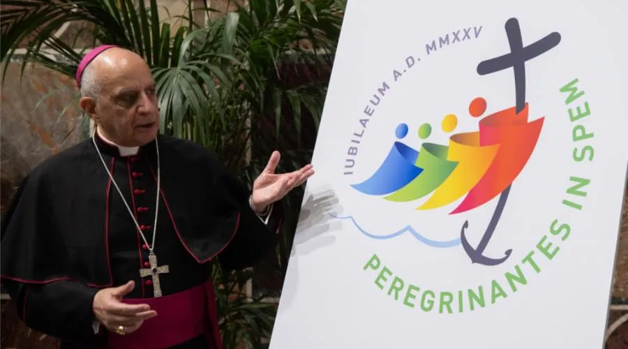 Mons. Rino Fisichella presenta en el Vaticano el logo del Jubileo 2025. Crédito: Daniel Ibáñez / ACI Prensa