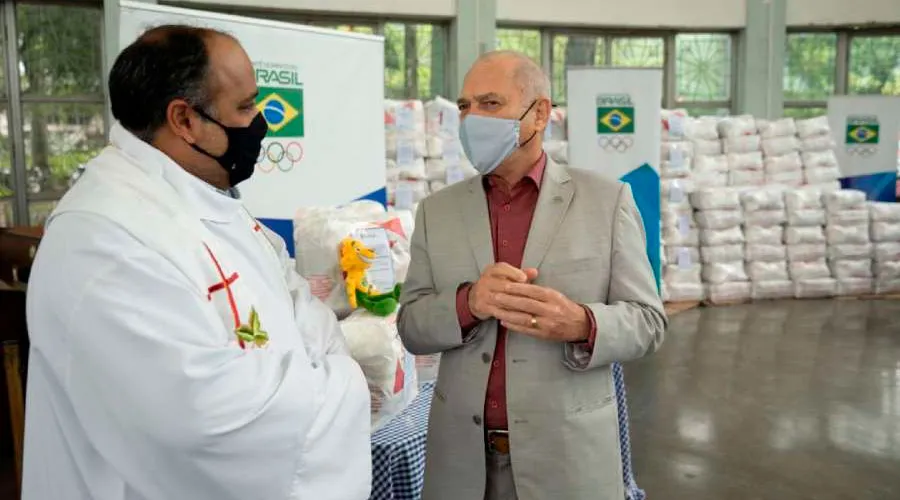 El presidente del COB, Paulo Wanderley, entrega las canastas básicas al P. Omar Raposo / Crédito: Rafael Bello / COB