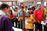 Cientos de fieles viven rito de Miércoles de Ceniza en aeropuerto y terminal terrestre