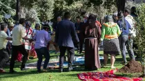 Una imagen del ritual indígena realizado hoy en los Jardines del Vaticano. Crédito: Daniel Ibáñez / ACI