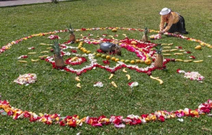 Mujer de la etnia canari hace hace un ritual a l pachamama. Cru00e9dito: Shutterstock 