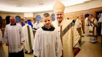 Brett Haubrich y Mons. Robert J. Carlson. Foto: Facebook Archdiocese of Saint Louis.