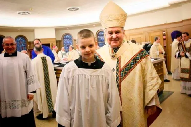 Tiene cáncer y le ofrecieron un deseo: El niño pidió ser sacerdote por un día