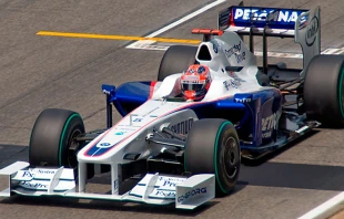 Robert Kubica en su auto de Fu00f3rmula 1 en 2009. Cru00e9dito: Jose Mu00aa Izquierdo Galiot (CC BY 2.0) 