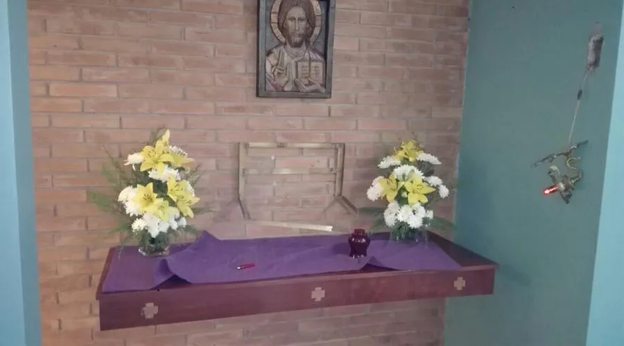 Así quedó el lugar donde antes estaba el sagrario en la capilla Nuestra Señora de Lourdes en Santiago. Foto: Facebook?w=200&h=150