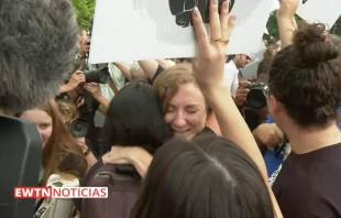 Manifestaciu00f3n provida celebra la derogaciu00f3n de Roe vs. Wade en el exterior de la Corte Suprema de Estados Unidos, este 24 de junio. Cru00e9dito: EWTN Noticias. 