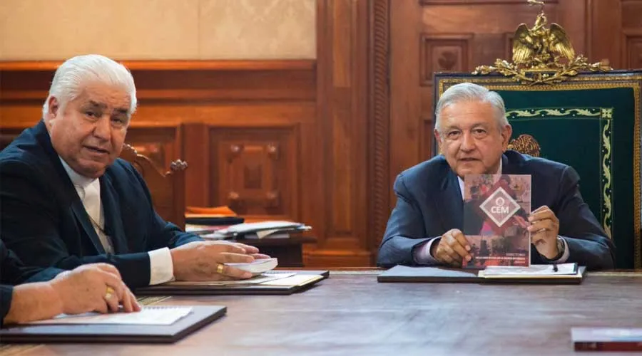 Mons. Rogelio Cabrera, presidente de la Conferencia del Episcopado Mexicano, y Andrés Manuel López Obrador, presidente de México. Crédito: CEM.?w=200&h=150