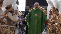 Mons. Rogelio Cabrera se acerca a la Basílica de Guadalupe saludando a peregrinas danzantes de "matachines". Foto: David Ramos / ACI Prensa.