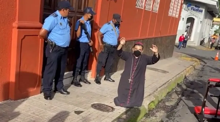 Mons. Rolando Álvarez vigilado por policías armados en Nicaragua. Crédito: Diócesis de Matagalpa