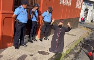 Mons. Rolando u00c1lvarez vigilado por policu00edas armados en Nicaragua. Cru00e9dito: Diu00f3cesis de Matagalpa 