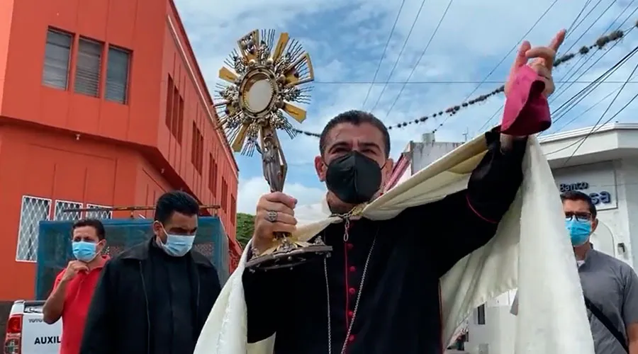 Mons. Rolando Álvarez con el Santísimo Sacramento en las calles de Nicaragua. Crédito: Diócesis de Matagalpa