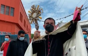 Mons. Rolando u00c1lvarez con el Santu00edsimo en las calles de Nicaragua antes de su secuestro por parte de la dictadura. Cru00e9dito: Diu00f3cesis de Matagalpa 